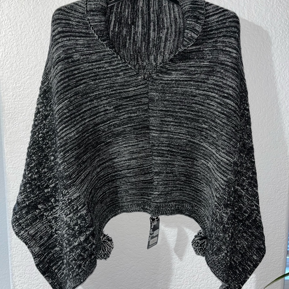 Q Women’s Black and White Poncho